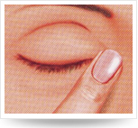 閉眼，用手指輕輕向鼻梁方向壓迫內(nèi)側(cè)眼角,保持滴藥姿勢(shì)1-3分鐘。